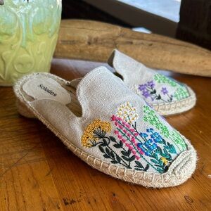 Soludos wildflowers floral embroidered sand espadrille slip on mule. Size 7.5